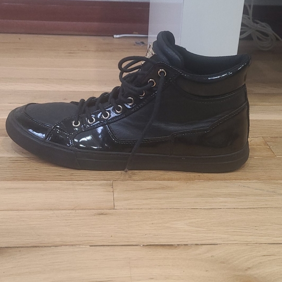 Used Black/Gold Guess mens sneakers 10.5🔥 - Picture 5 of 9